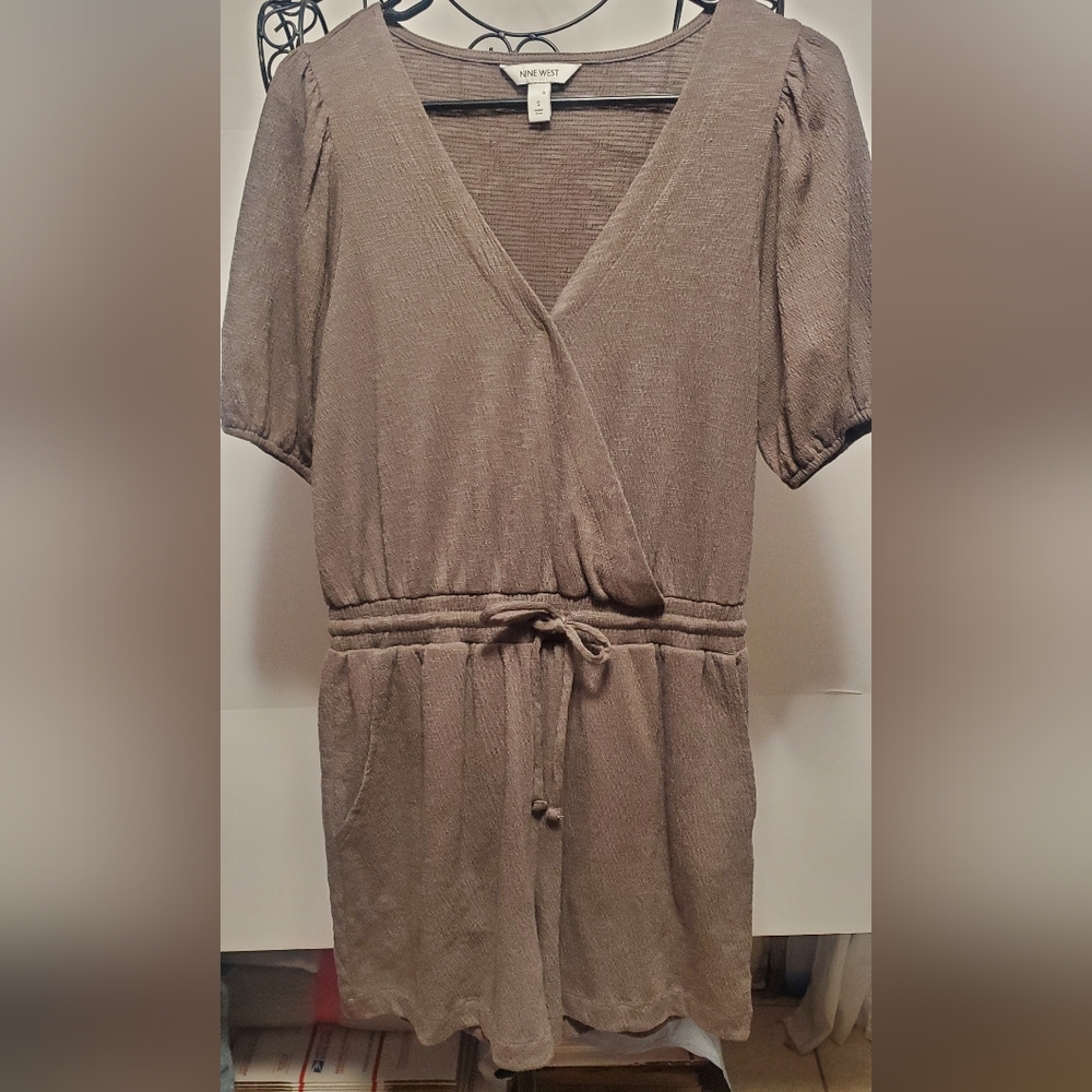 Nine West Romper Short Sleeve 2 Pocket Elastic Waist V Neck Size Small